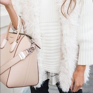 🌻3 FOR $20🌻 White Faux Fur Vest